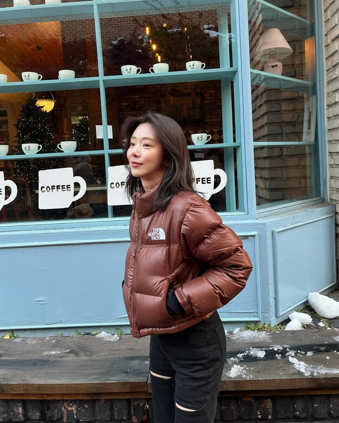 Phong cách thanh lịch, năng động của nữ chính Kang Han Deul tương đồng với gu thời trang thường ngày của Lee Joo Bin. Phong cách thanh lịch, năng động của nữ chính Kang Han Deul tương đồng với gu thời trang thường ngày của Lee Joo Bin.