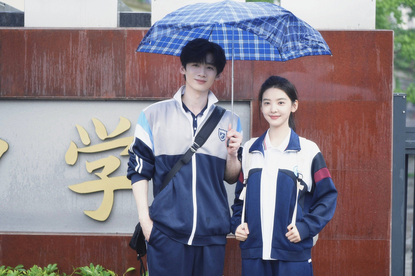 Cả hai ngôi sao xứ Hàn - Trung đều có màn hóa thân nam sinh mượt mà trong phim, dù ngoài đời đều đã hơn 30 tuổi.