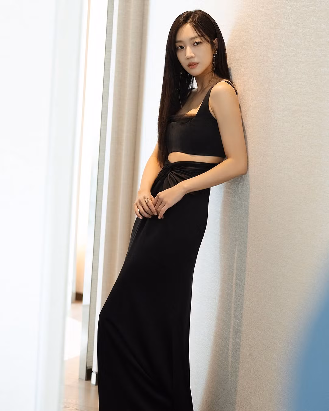 Jo Bo Ah mang vẻ đẹp tươi mới nhờ đôi mắt to tròn, nụ cười rạng rỡ. Mỹ nhân 34 tuổi sống kín tiếng trên mạng xã hội, gu mặc đời thường tối giản.