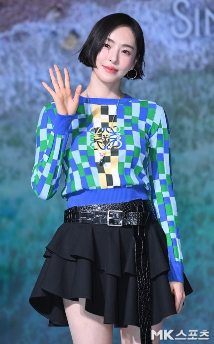 Lee Da Hee "cân đẹp" trang phục hàng hiệu tông màu rực rỡ khi ngồi ghế bình luận show Single’s Inferno (Địa Ngục Độc Thân). Lee Da Hee "cân đẹp" trang phục hàng hiệu tông màu rực rỡ khi ngồi ghế bình luận show Single’s Inferno (Địa Ngục Độc Thân).