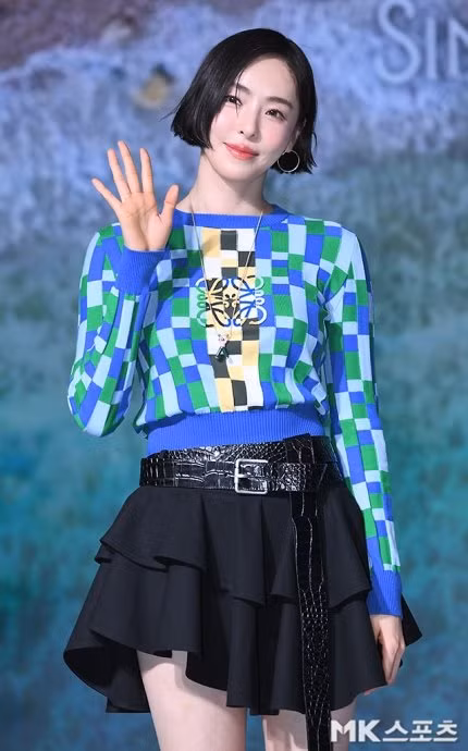 Lee Da Hee "cân đẹp" trang phục hàng hiệu tông màu rực rỡ khi ngồi ghế bình luận show Single’s Inferno (Địa Ngục Độc Thân).