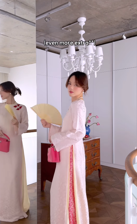 Sự kết hợp màu sắc thú vị giữa áo dài và quần cùng các chi tiết tà đúp giúp "Cô Em Trendy" Khánh Linh trở nên duyên dáng, cuốn hút hơn. Sự kết hợp màu sắc thú vị giữa áo dài và quần cùng các chi tiết tà đúp giúp "Cô Em Trendy" Khánh Linh trở nên duyên dáng, cuốn hút hơn.