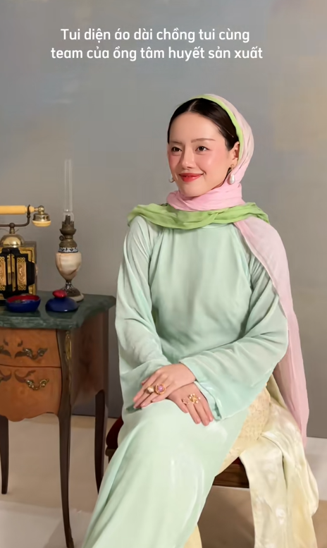 Sự kết hợp màu sắc thú vị giữa áo dài và quần cùng các chi tiết tà đúp giúp "Cô Em Trendy" Khánh Linh trở nên duyên dáng, cuốn hút hơn. Sự kết hợp màu sắc thú vị giữa áo dài và quần cùng các chi tiết tà đúp giúp "Cô Em Trendy" Khánh Linh trở nên duyên dáng, cuốn hút hơn.