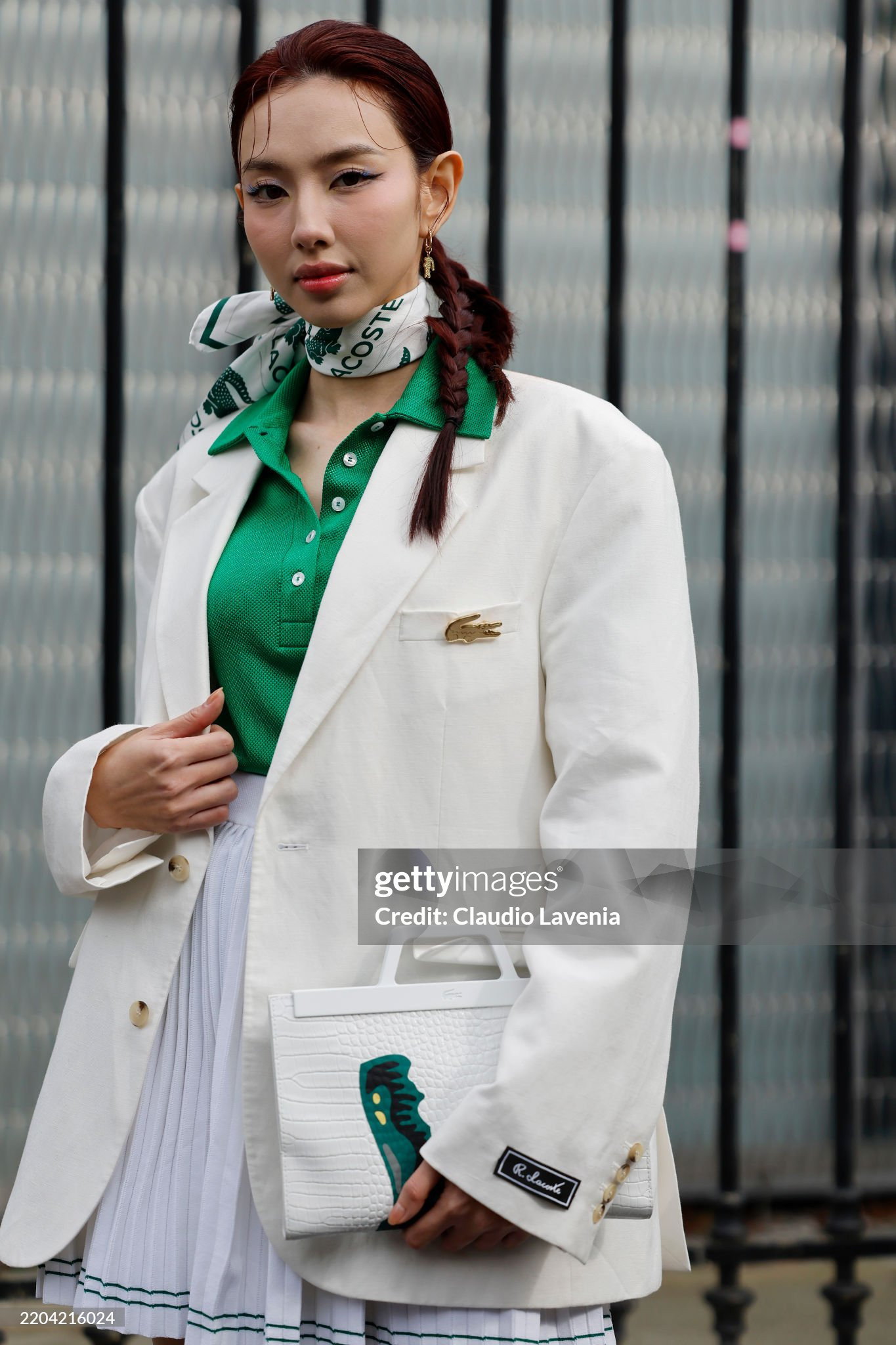 Trong một số hình ảnh cận cảnh được ghi lại bởi Getty Images, Thùy Tiên để lộ vẻ ngoài có phần kém sắc, căng thẳng.