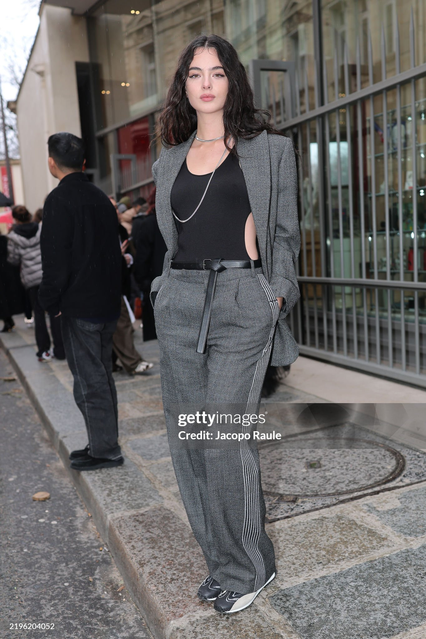 “Chị Tư Wednesday” Jenna Ortega, Deva Cassel (con gái minh tinh Monica Bellucci, đại sứ Dior) là những ngôi sao có tạo hình lọt top mặc đẹp tại show Haute Couture của Dior. “Chị Tư Wednesday” Jenna Ortega, Deva Cassel (con gái minh tinh Monica Bellucci, đại sứ Dior) là những ngôi sao có tạo hình lọt top mặc đẹp tại show Haute Couture của Dior.