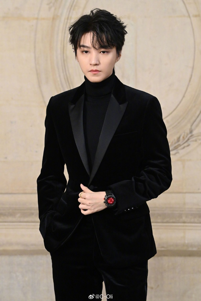 Mỹ nam Hoa ngữ tỏa sáng nhờ thiết kế khuyên tai bạc, kiểu tóc vuốt chỉn chu. Mỹ nam Hoa ngữ tỏa sáng nhờ thiết kế khuyên tai bạc, kiểu tóc vuốt chỉn chu.