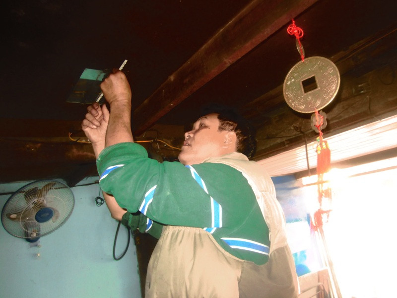 Gắn bộ đèn “ba trong một” tự sáng chế lên trần nhà