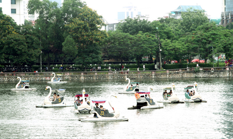 Đạp vịt ở công viên Thủ Lệ thu hút được nhiều người tham gia