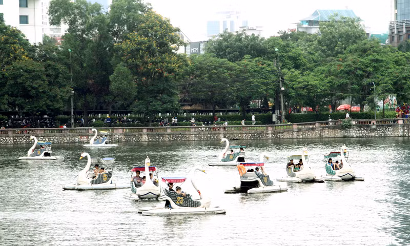 Đạp vịt ở công viên Thủ Lệ thu hút được nhiều người tham gia