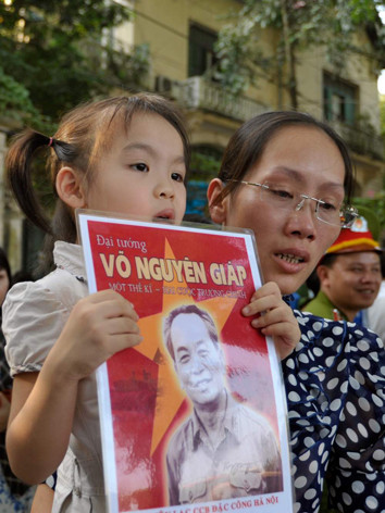 Em Nguyễn Hà Nhật Linh 4 tuổi cùng mẹ từ Hà Đông ra viếng Đại tướng Võ Nguyên Giáp. Ảnh: Hoàng Anh. Em Nguyễn Hà Nhật Linh 4 tuổi cùng mẹ từ Hà Đông ra viếng Đại tướng Võ Nguyên Giáp. Ảnh: Hoàng Anh