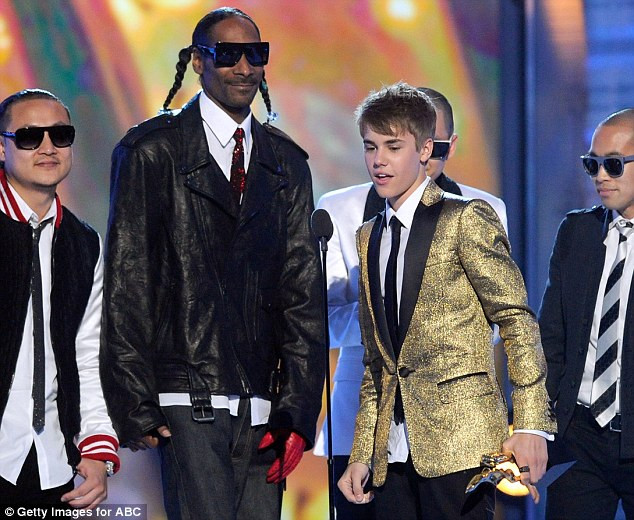 Justin Bieber và nam ca sĩ Snoop Lion