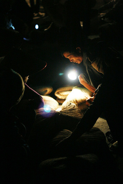 Phiên chợ đay được mở sớm hơn, một con đay nguyên liệu nặng 1,5 cân bán với giá từ 70 đến 80 nghìn đồng, có thể dệt được đôi chiếu dài 1,6m, sợi đay càng nhỏ thì càng dễ bán