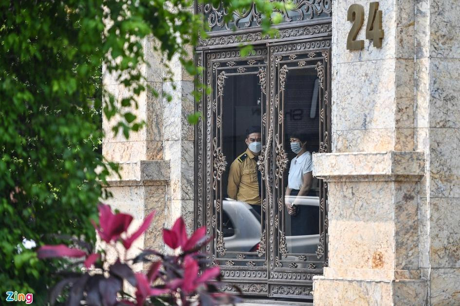 Tuy nhiên, tại các cửa ra vào, nhân viên bảo vệ được bố trí đứng trực, khi nào có khách hàng ra vào trụ sở mới được phép mở cửa. Tuy nhiên, tại các cửa ra vào, nhân viên bảo vệ được bố trí đứng trực, khi nào có khách hàng ra vào trụ sở mới được phép mở cửa.