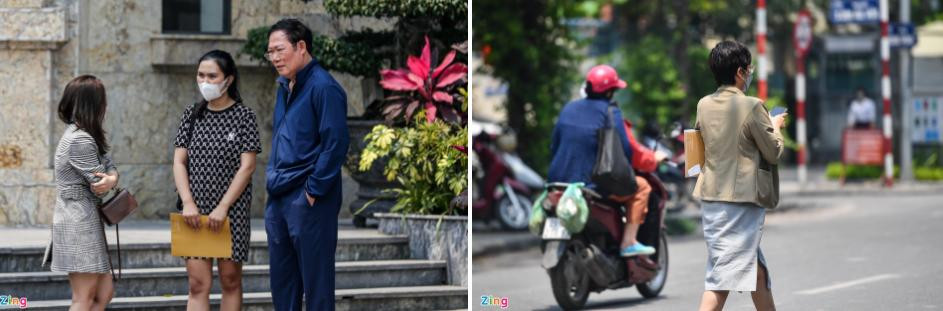 Một số người trở ra từ tòa nhà, trên tay cầm theo tập hồ sơ. Một số người trở ra từ tòa nhà, trên tay cầm theo tập hồ sơ.