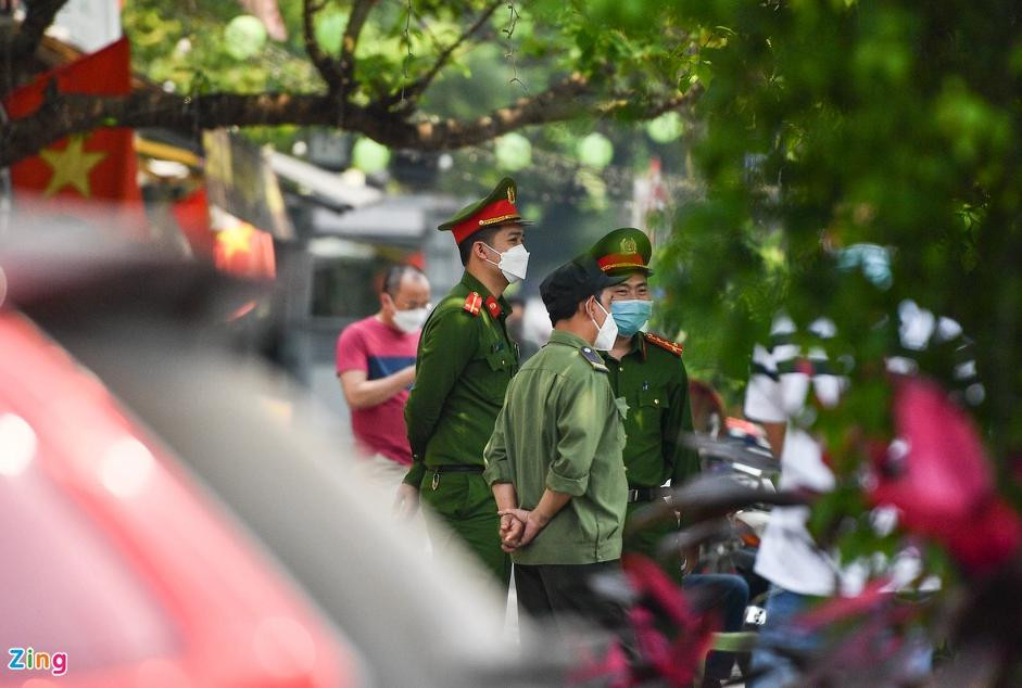 Hơn 11h, lực lượng công an và dân phòng phường Trần Hưng Đạo có mặt tại tòa nhà đảm bảo trật tự và nhắc nhở người dân hạn chế để xe tại vỉa hè sát trụ sở Tân Hoàng Minh để không xảy ra ùn tắc giao thông. Hơn 11h, lực lượng công an và dân phòng phường Trần Hưng Đạo có mặt tại tòa nhà đảm bảo trật tự và nhắc nhở người dân hạn chế để xe tại vỉa hè sát trụ sở Tân Hoàng Minh để không xảy ra ùn tắc giao thông.