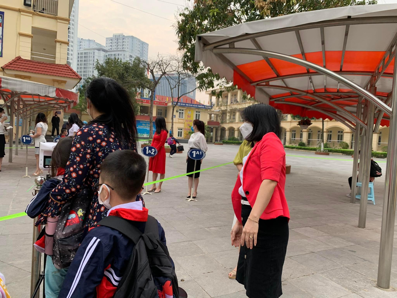 Sau 11 tháng đến trường, nhiều học sinh không khỏi bỡ ngỡ nhưng được giáo viên hướng dẫn tận tình. Tại trường Tiểu học Nam Trung Yên, quận Cầu Giấy nhiều học sinh vui vẻ vào lớp. Có học sinh lớp 1 còn thấp bé quá cô phải bế lên để đo thân nhiệt trước cổng trường. Ảnh: Đỗ Hợp Sau 11 tháng đến trường, nhiều học sinh không khỏi bỡ ngỡ nhưng được giáo viên hướng dẫn tận tình. Tại trường Tiểu học Nam Trung Yên, quận Cầu Giấy nhiều học sinh vui vẻ vào lớp. Có học sinh lớp 1 còn thấp bé quá cô phải bế lên để đo thân nhiệt trước cổng trường. Ảnh: Đỗ Hợp