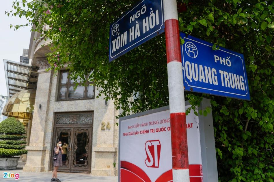 Trước đó, tối 5/4, trung tướng Tô Ân Xô, Chánh văn phòng kiêm Người phát ngôn Bộ Công an cho biết Cơ quan điều tra Bộ Công an đã khởi tố bị can Đỗ Anh Dũng (61 tuổi, Chủ tịch Tập đoàn Tân Hoàng Minh) con trai Đỗ Hoàng Việt cùng 5 người khác về tội Lừa đảo chiếm đoạt tài sản. Trước đó, tối 5/4, trung tướng Tô Ân Xô, Chánh văn phòng kiêm Người phát ngôn Bộ Công an cho biết Cơ quan điều tra Bộ Công an đã khởi tố bị can Đỗ Anh Dũng (61 tuổi, Chủ tịch Tập đoàn Tân Hoàng Minh) con trai Đỗ Hoàng Việt cùng 5 người khác về tội Lừa đảo chiếm đoạt tài sản.