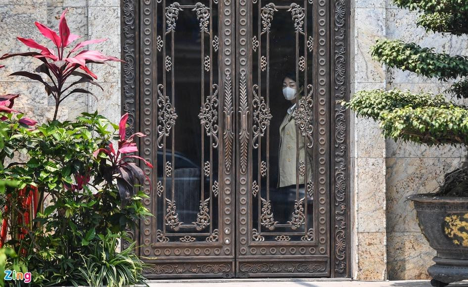 Hình ảnh tương tự phía cửa tiếp giáp phố Quang Trung. Hình ảnh tương tự phía cửa tiếp giáp phố Quang Trung.