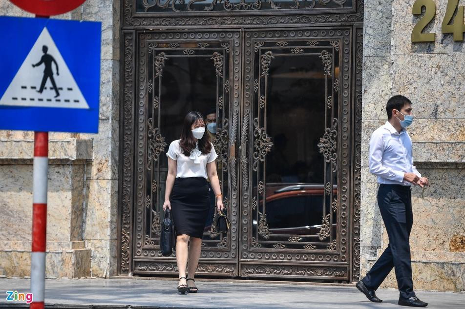 Trong sáng nay, khá nhiều người mặc đồ công sở ra vào tòa nhà. Trong sáng nay, khá nhiều người mặc đồ công sở ra vào tòa nhà.