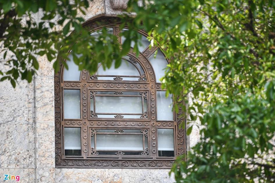 Cửa sổ các phòng trên tầng 2 toà nhà đóng kín rèm. Đây là phòng được kiểm sát viên và công an khám xét vào đêm 5/4. Cửa sổ các phòng trên tầng 2 toà nhà đóng kín rèm. Đây là phòng được kiểm sát viên và công an khám xét vào đêm 5/4.