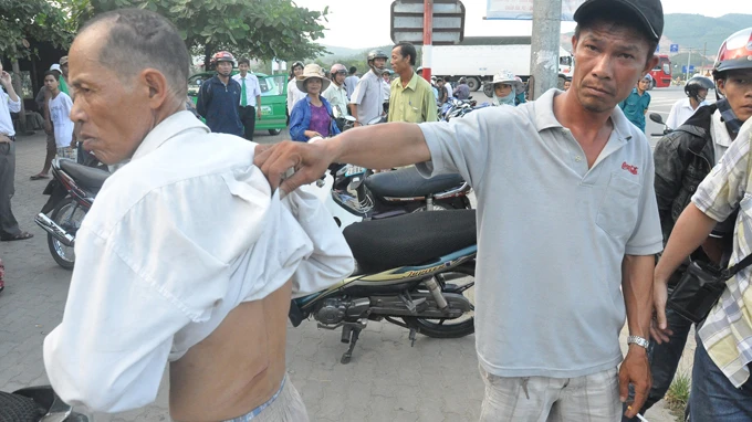 Ông Thường bị chém ngang lưng khi tham gia giải cứu xe ôm bị bắt làm con tin - Ảnh: Tấn Vũ (Tuổi Trẻ)