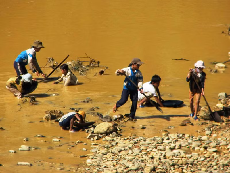 Những đứa trẻ đang hì hục đào đãi bên dòng sông Vàng (xã Tư, Đông Giang, Quảng Nam). Ảnh: Nguyễn Huy