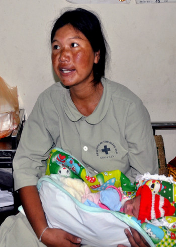 Chị Đinh Thị Vái xúc động nhận lại con trai của mình. Ảnh: Trí Tín