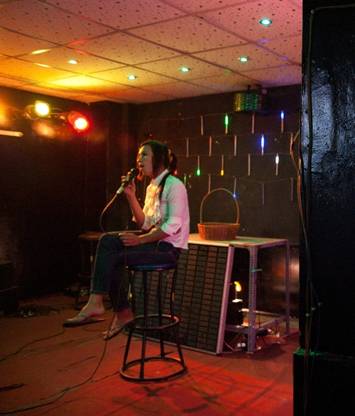 Một người chuyển giới hát tại quán Hát với nhau, địa điểm gặp mặt thường xuyên của cộng đồng người chuyển giới. 