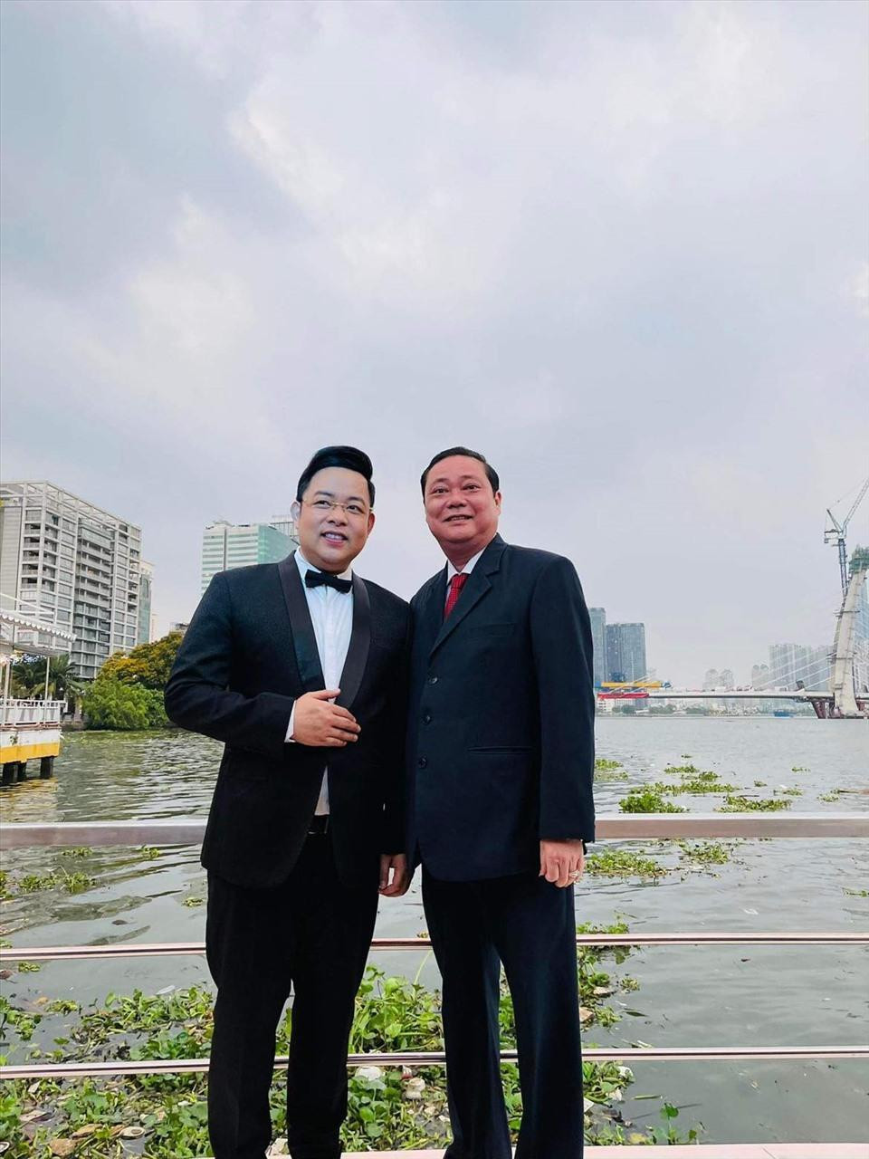 Quang Lê và thi sĩ Tuấn Sông Thu - người chấp bút ca khúc “Công danh nào bằng mẹ”. Quang Lê và thi sĩ Tuấn Sông Thu - người chấp bút ca khúc “Công danh nào bằng mẹ”.