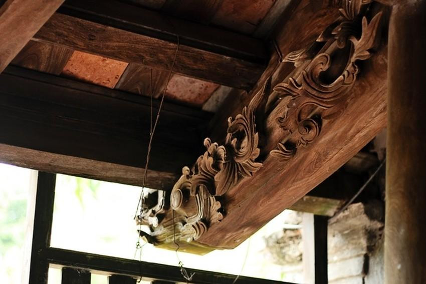 Gỗ làm nhà đều là gỗ lim, được trạm trổ công phu, sau hàng trăm năm cũng không bị mối mọt.