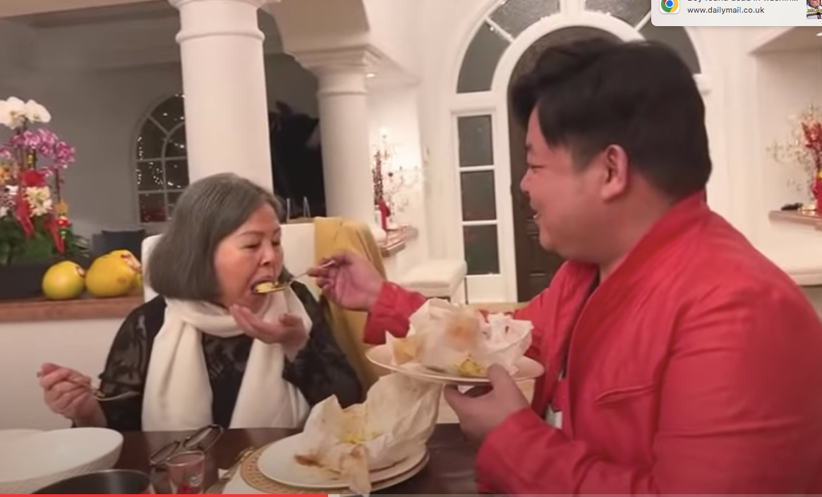 Hai mẹ con rất tình cảm. Hai mẹ con rất tình cảm.