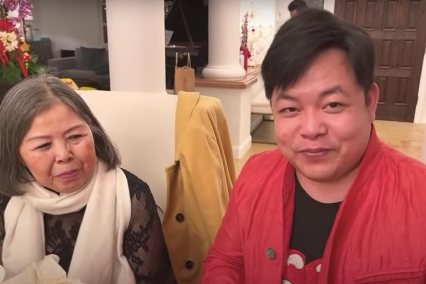 Quang Lê và mẹ. Quang Lê và mẹ.