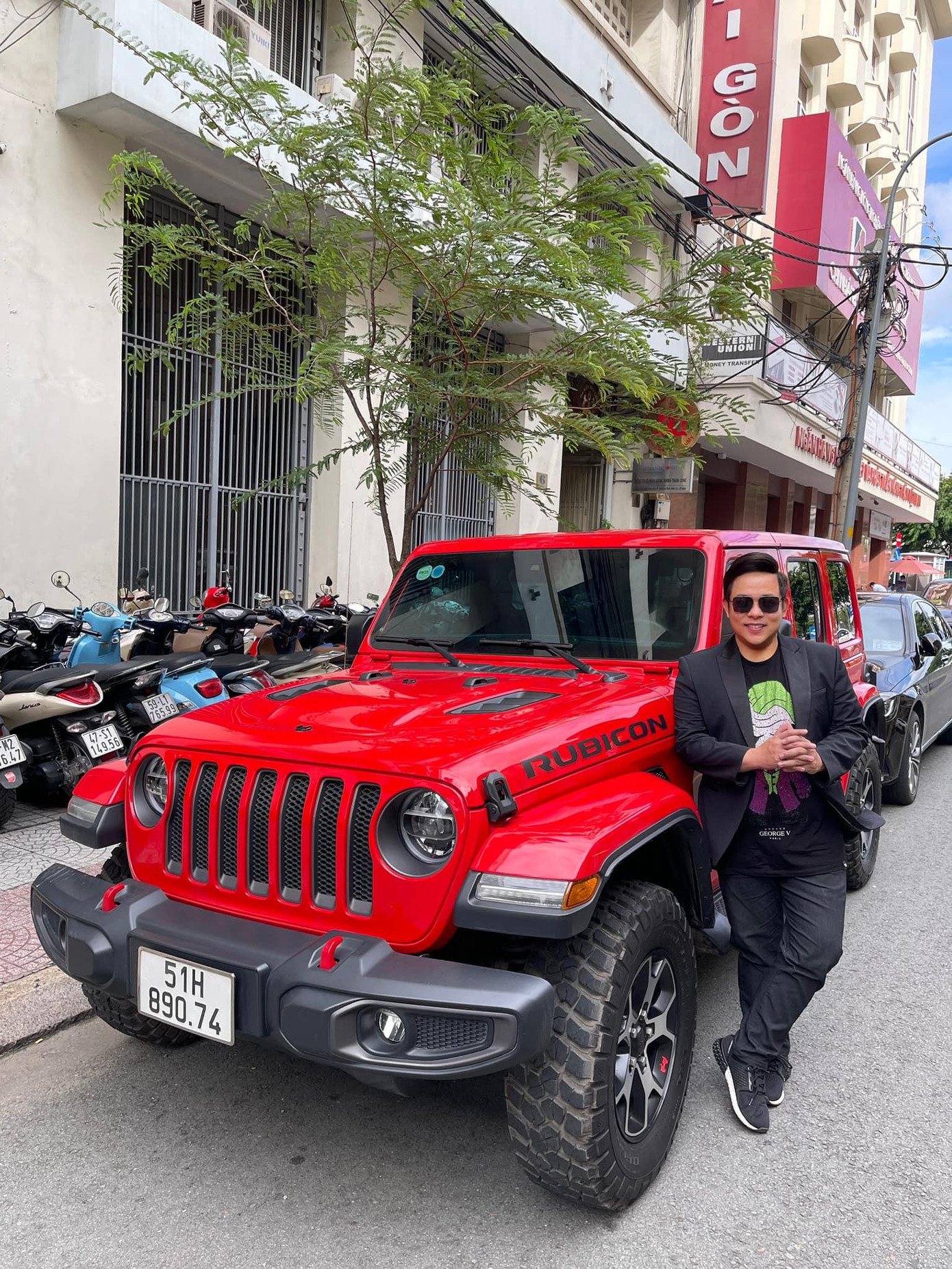 Sau nhiều năm hoạt động nghệ thuật, Quang Lê sở hữu nhiều biệt thự và siêu xe. Sau nhiều năm hoạt động nghệ thuật, Quang Lê sở hữu nhiều biệt thự và siêu xe.