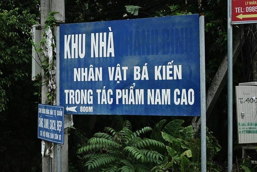 Biển chỉ dẫn đường vào nhà Bá Kiến.
