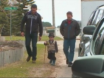 Bobbie Tufts đang thực hiện công việc thị trưởng của mình. Bobbie Tufts đang thực hiện công việc thị trưởng của mình