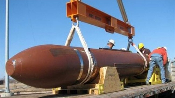 Siêu bom xuyên phá mọi vật cản MOP, hiện nay quân đội Mỹ sở hữu 1 quả duy nhất có tên GBU-57A/B Penetrator, nó chỉ kết hợp được trên 2 loại máy bay duy nhất của Mỹ, đủ khỏe để chở và thả chính xác quả bom nặng 13 tấn này