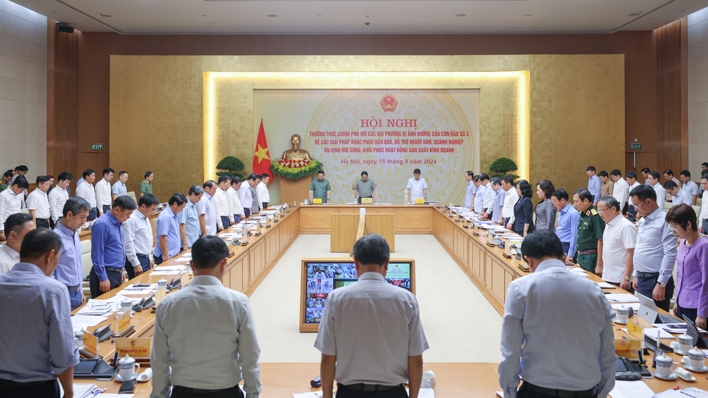 Thủ tướng và các đại biểu dành phút mặc niệm tưởng nhớ các nạn nhân bị thiệt mạng do bão lũ gây ra. (Ảnh: Nhật Bắc)