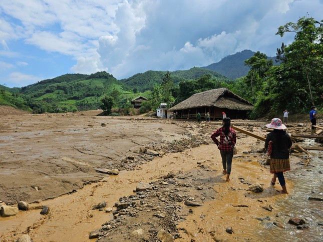 Cảnh tượng thương tâm ở Làng Nủ sau khi bị lũ quét.