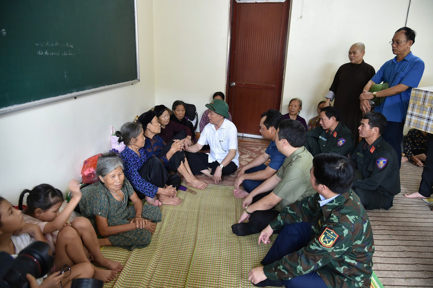 Phó Thủ tướng Hồ Đức Phớc thăm hỏi, động viên người dân tại khu vực tránh mưa lũ ở Thái Nguyên. Phó Thủ tướng Hồ Đức Phớc thăm hỏi, động viên người dân tại khu vực tránh mưa lũ ở Thái Nguyên.