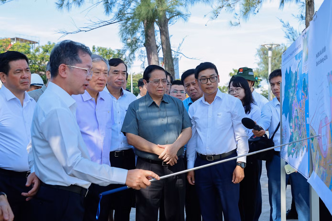 Thủ tướng khảo sát khu vực nghiên cứu lấn biển và dự án cảng Liên Chiểu tại Đà Nẵng. Thủ tướng khảo sát khu vực nghiên cứu lấn biển và dự án cảng Liên Chiểu tại Đà Nẵng.
