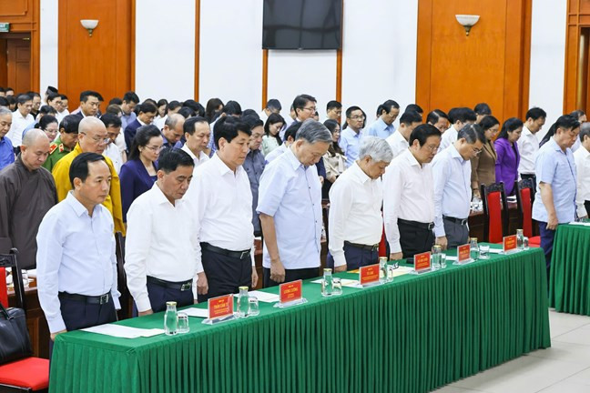 Các đại biểu dành một phút tưởng niệm các nạn nhân và cán bộ, chiến sỹ đã hy sinh khi làm nhiệm vụ. Các đại biểu dành một phút tưởng niệm các nạn nhân và cán bộ, chiến sỹ đã hy sinh khi làm nhiệm vụ.