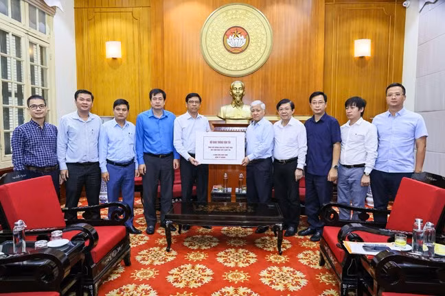 Chủ tịch Ủy ban T.Ư MTTQ Việt Nam Đỗ Văn Chiến tiếp nhận ủng hộ từ Bộ GTVT. Ảnh: QV