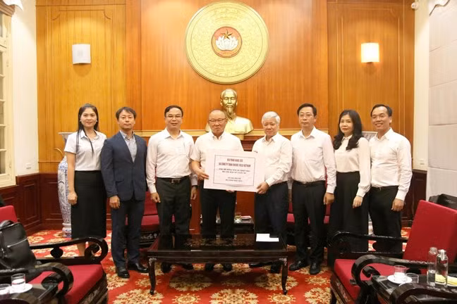 Chủ tịch Ủy ban T.Ư MTTQ Việt Nam tiếp nhận ủng hộ từ ông Park Hang Seo và Công ty TNHH Onside Field VietNam. Chủ tịch Ủy ban T.Ư MTTQ Việt Nam tiếp nhận ủng hộ từ ông Park Hang Seo và Công ty TNHH Onside Field VietNam.