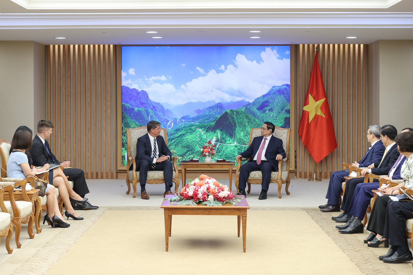 Lãnh đạo SpaceX bày tỏ mong muốn đầu tư, cung cấp dịch vụ internet vệ tinh Starlink tại Việt Nam. Lãnh đạo SpaceX bày tỏ mong muốn đầu tư, cung cấp dịch vụ internet vệ tinh Starlink tại Việt Nam.