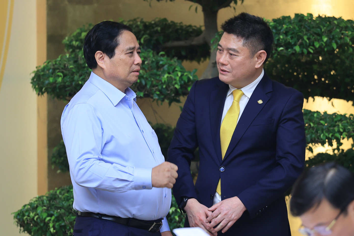 Thủ tướng Phạm Minh Chính trao đổi với đại diện NHTM cổ phần dự hội nghị. Ảnh: Nhật Bắc