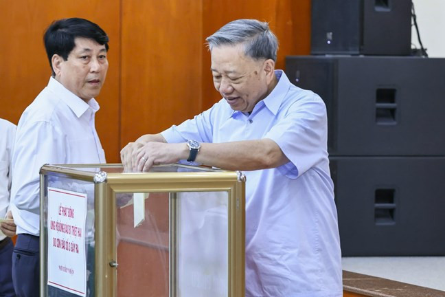 Tổng Bí thư, Chủ tịch nước Tô Lâm ủng hộ đồng bào bị thiệt hại do bão số 3. Ảnh: QV. Tổng Bí thư, Chủ tịch nước Tô Lâm ủng hộ đồng bào bị thiệt hại do bão số 3. Ảnh: QV.
