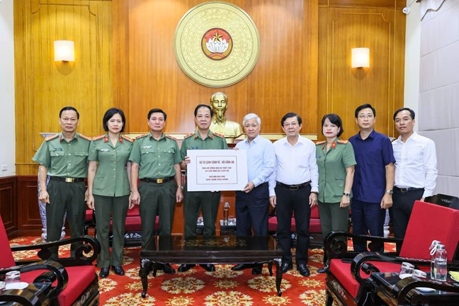 Ông Đỗ Văn Chiến tiếp nhận ủng hộ từ Bộ Tư lệnh cảnh vệ - Bộ Công an