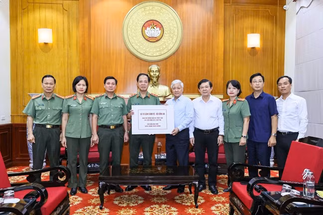 Ông Đỗ Văn Chiến tiếp nhận ủng hộ từ Bộ Tư lệnh cảnh vệ - Bộ Công an