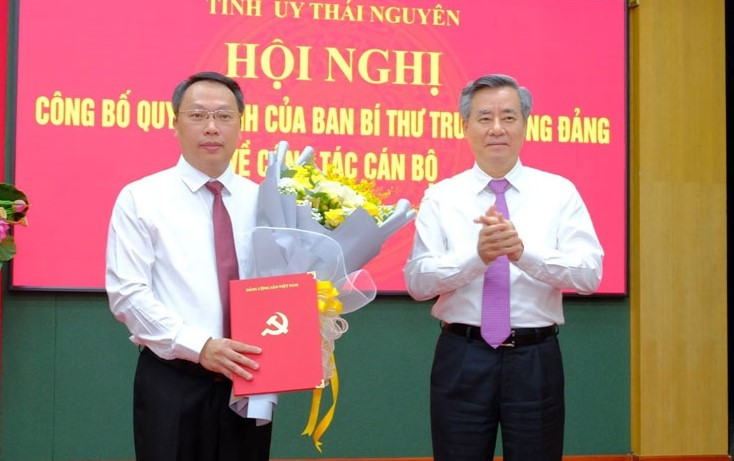 Phó trưởng Ban Tổ chức Trung ương Nguyễn Quang Dương trao quyết định và tặng hoa chúc mừng ông Nguyễn Huy Dũng. Ảnh: Báo Thái Nguyên.