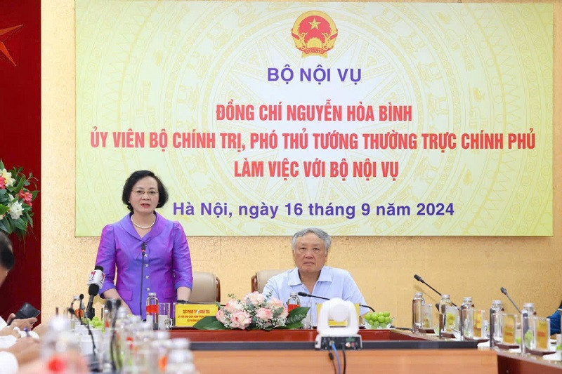 Bộ trưởng Bộ Nội vụ Phạm Thị Thanh Trà báo cáo tại cuộc làm việc.